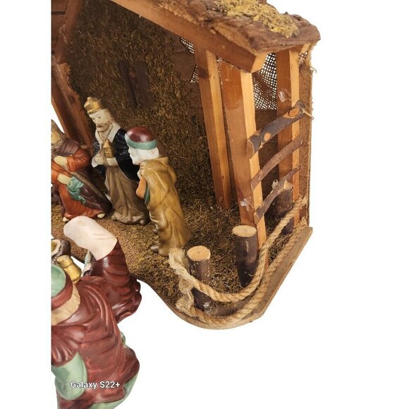 Large Nativity Christmas Holiday Set With 9 Figurines & Stable - Picture 8 of 16